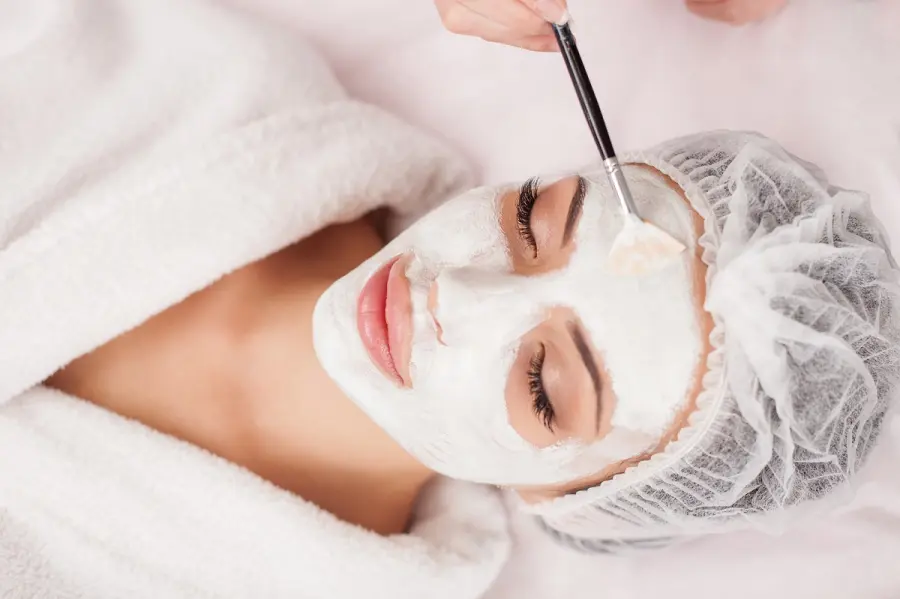 Trattamenti anti -age viso, ecco quali sono le principali differenze tra il siero e la crema