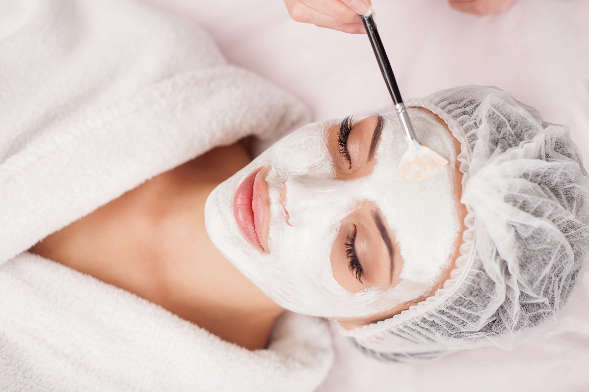 Trattamenti anti -age viso, ecco quali sono le principali differenze tra il siero e la crema