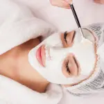 Trattamenti anti -age viso, ecco quali sono le principali differenze tra il siero e la crema